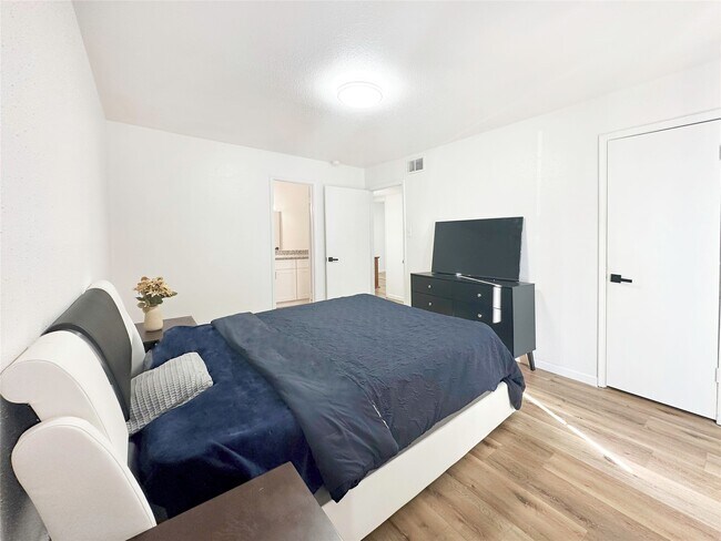 Building Photo - 9350 Country Creek St