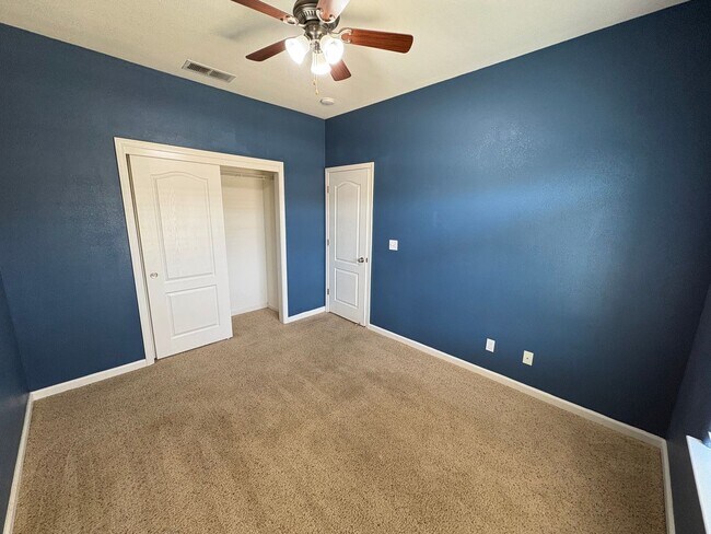 Building Photo - NW Visalia Available Now!