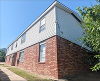 Building Photo - Spacious 2 bed, 1 bath unit in Sand Springs