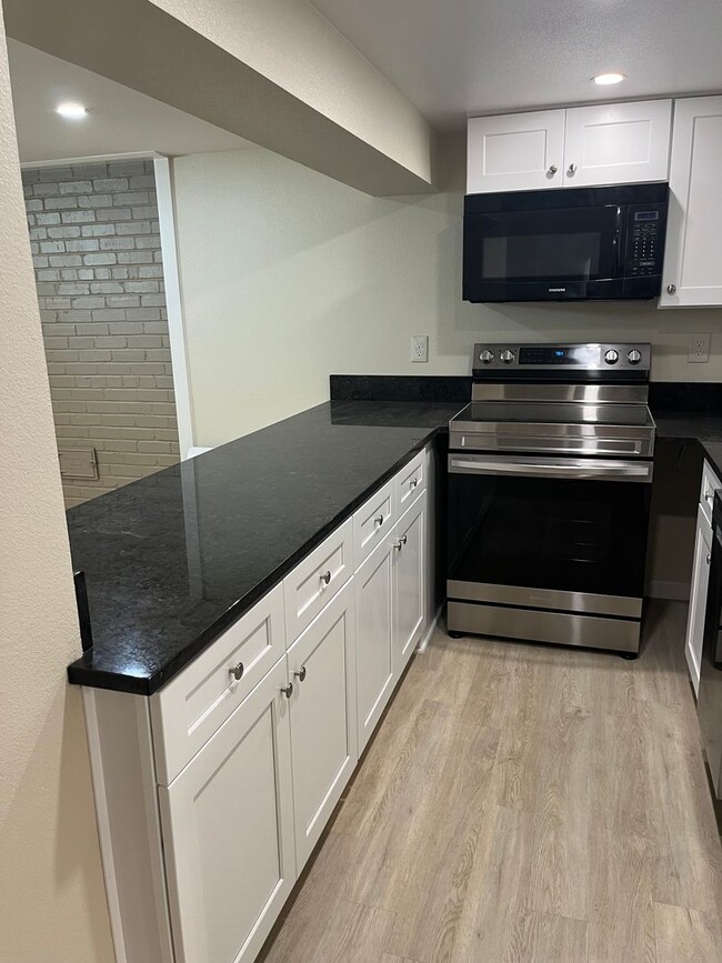 Building Photo - Midtown Cutie