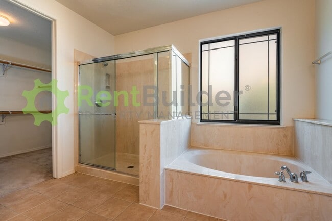 Building Photo - Sign an 18 month lease by the end of Octob...