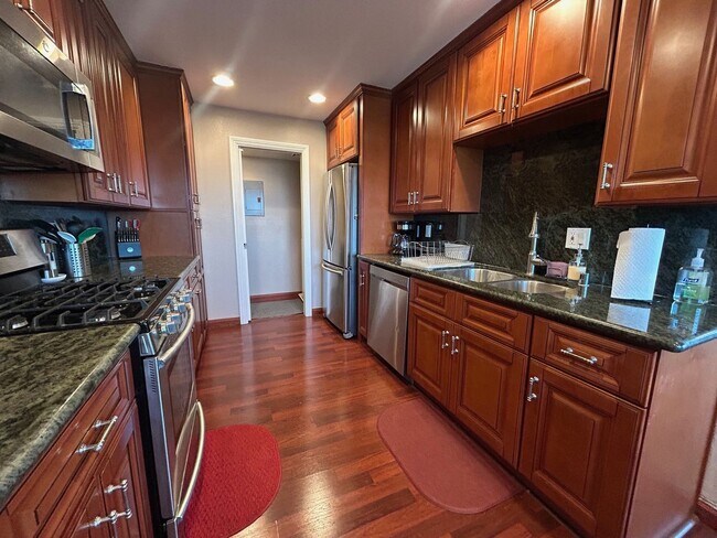 Primary Photo - Rent Today!! Stunning 3-Bedroom Condo with...