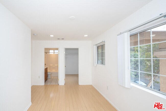 Building Photo - 339 Newland St