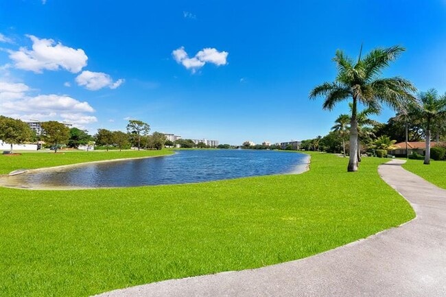 Building Photo - 3015 N Palm Aire Dr