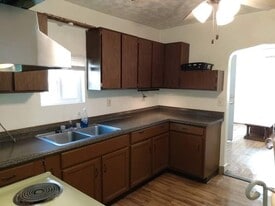 Building Photo - 619 Cove Rd