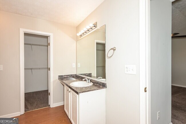 Building Photo - 154 Springbottom Dr SE