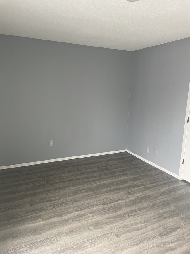 Primary Photo - 25 E Elmwood Ave