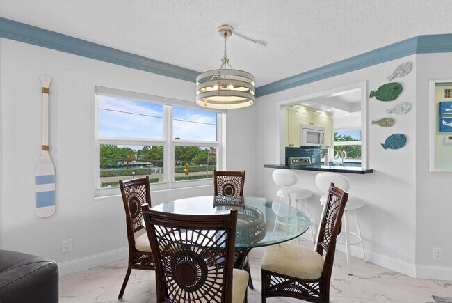 Building Photo - 1057 Hillsboro Mile