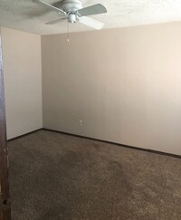 Building Photo - Cozy Duplex Available Close to OCCC!