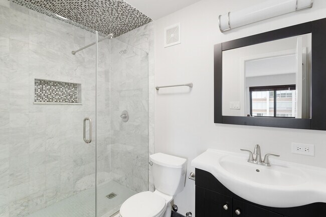 Building Photo - 6166 N Sheridan Rd