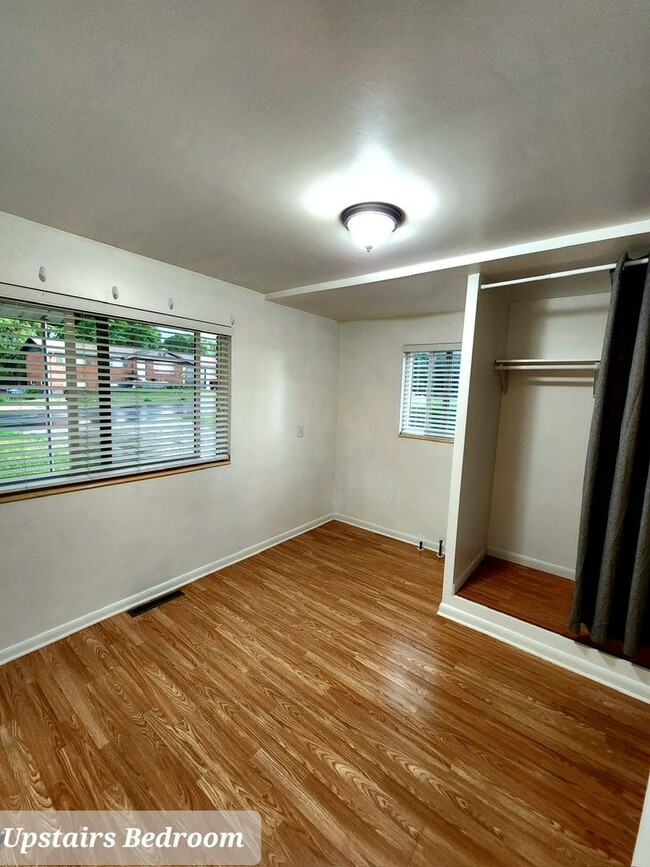 Building Photo - Beautifully updated duplex with parking an...