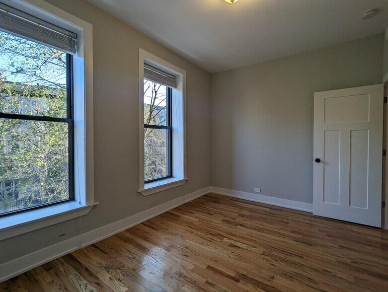 Building Photo - 635 W Oakdale Ave
