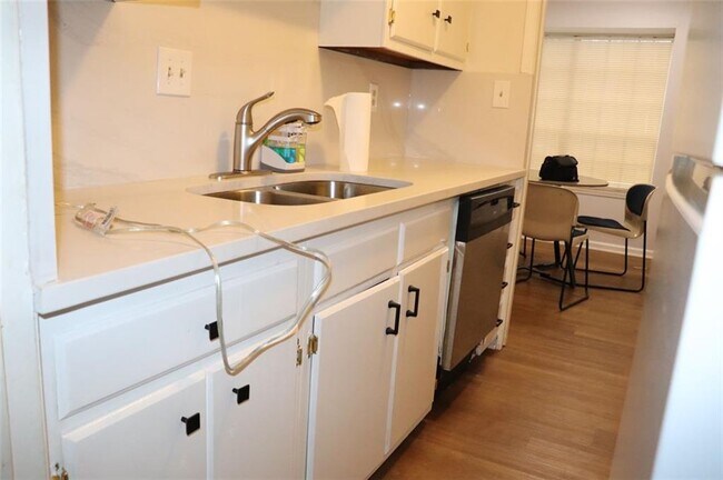 Building Photo - 2572 Stratford Ln