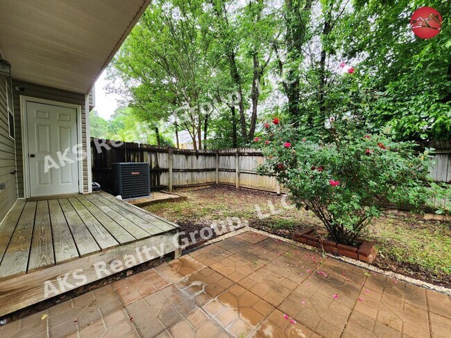 Building Photo - 1090 Thompson Rd