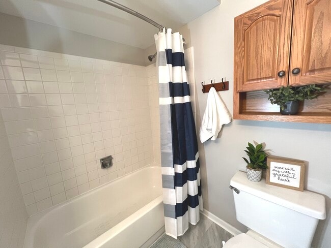 Building Photo - 652 Mallard Ct