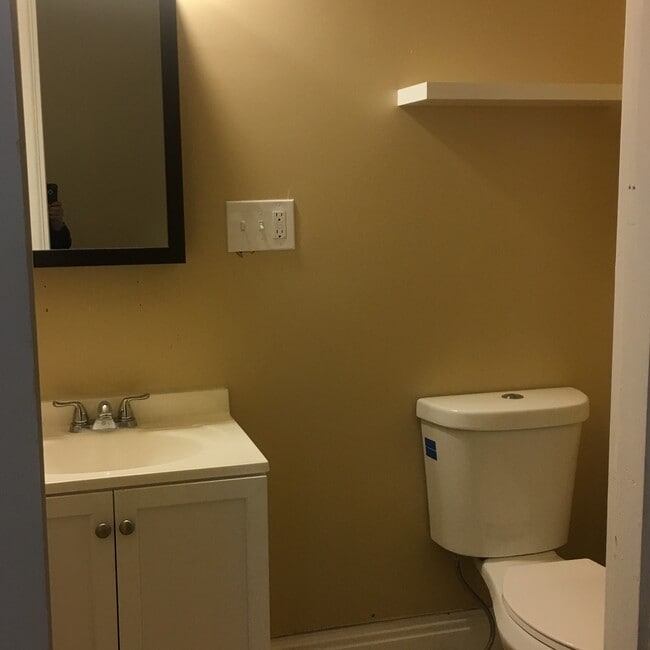 Building Photo - Large 3 bedroom one bath home