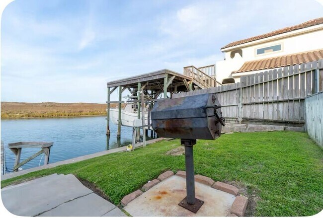 Building Photo - 14898 Granada Dr