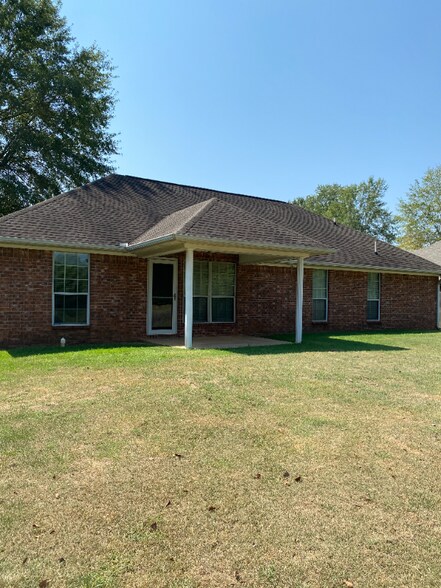 Building Photo - 104 Village Pl