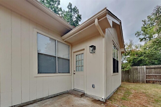 Building Photo - 20415 Drakewood Dr