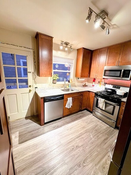 Building Photo - 211 Montgomery Ave