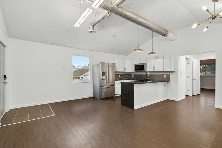 Building Photo - 837 Romney Ln