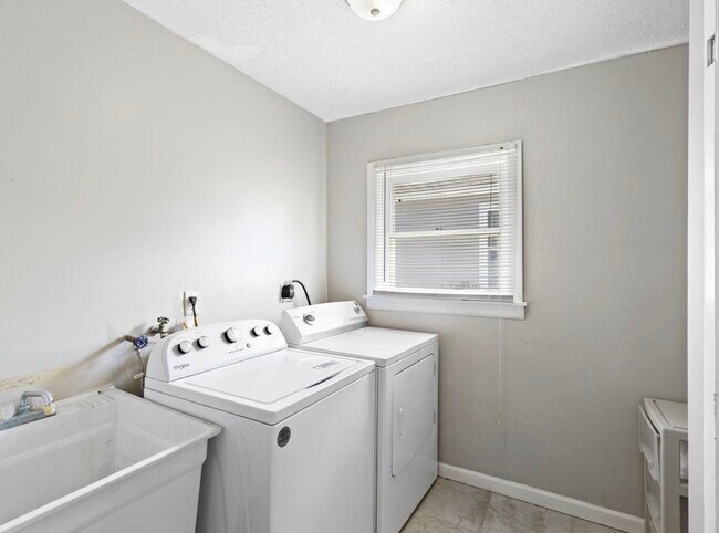 Building Photo - 22 Flamingo Dr