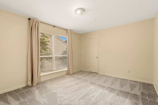Building Photo - 10125 Valley Forge Dr