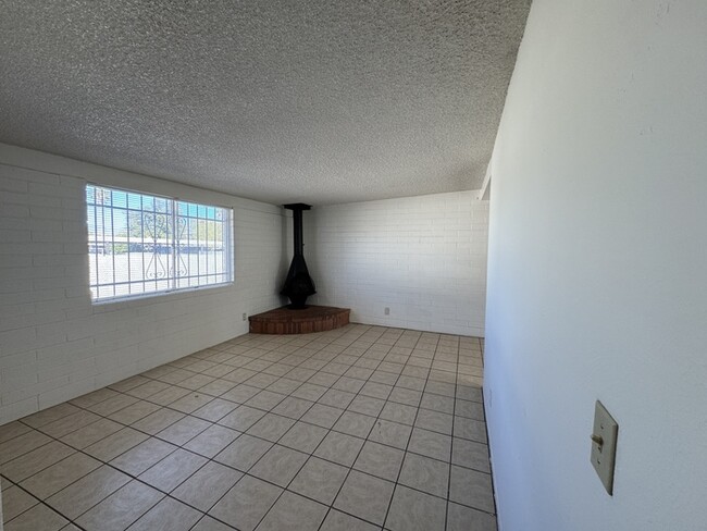 Building Photo - Introducing a charming 2 bedroom, 1 bathro...