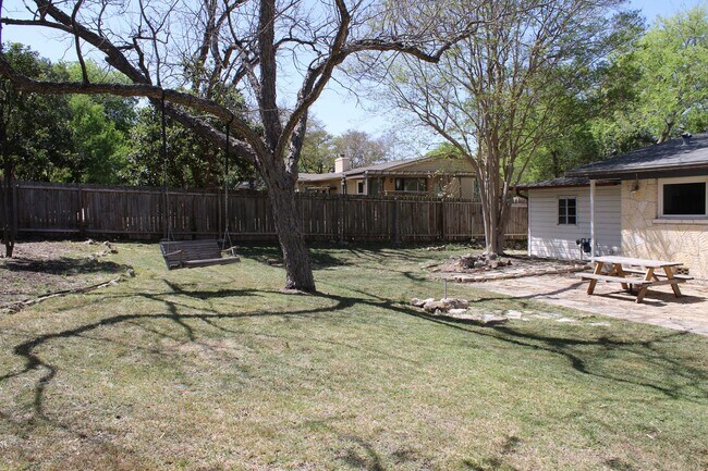 Building Photo - 2-BEDROOM IN TERRELL HILLS