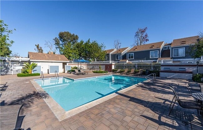 Building Photo - 2 Bedroom, Newly Renovated Beautiful Condo...