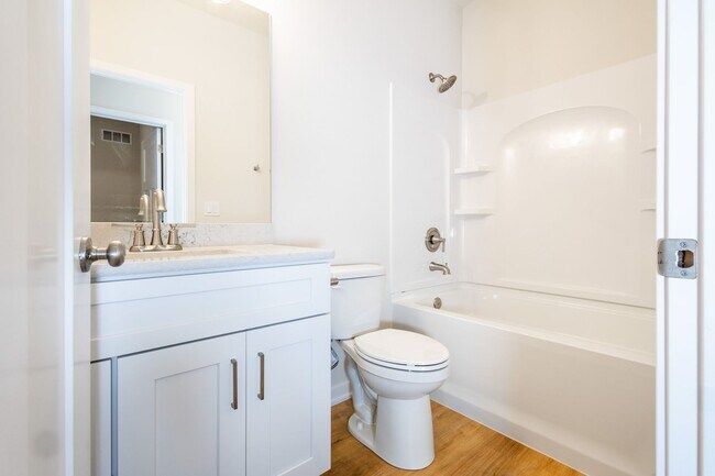 Building Photo - Beautifully Built 4 Bed Duplex!