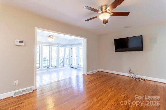 Building Photo - 6618 Castlegate Dr