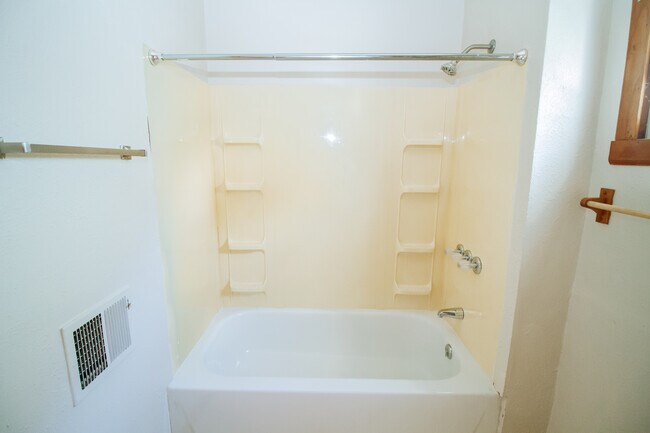 Building Photo - 3342 Jeannette Ave