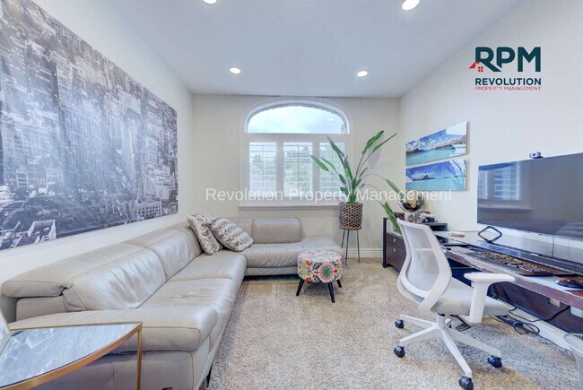 Building Photo - "Spacious Elegance: Stunning 6-Bedroom Ret...