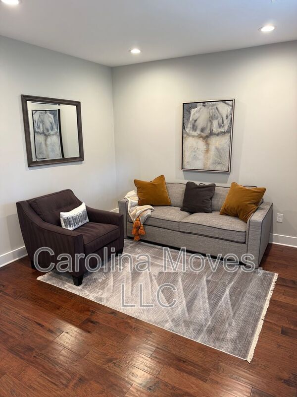 Building Photo - 604 Springbank Aly