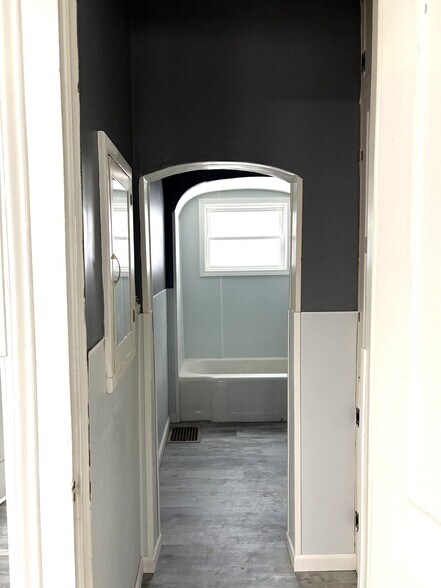 Building Photo - 313 E 7th St