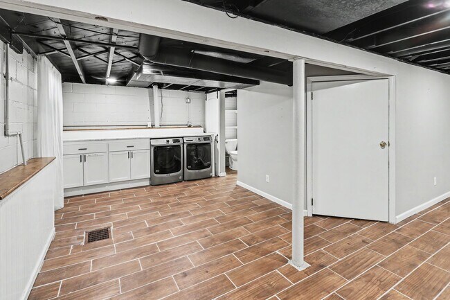 Building Photo - 914 1/2 West 5th Street