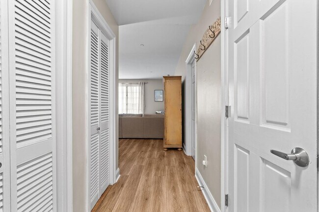 Building Photo - 100 Shearwater Ct E