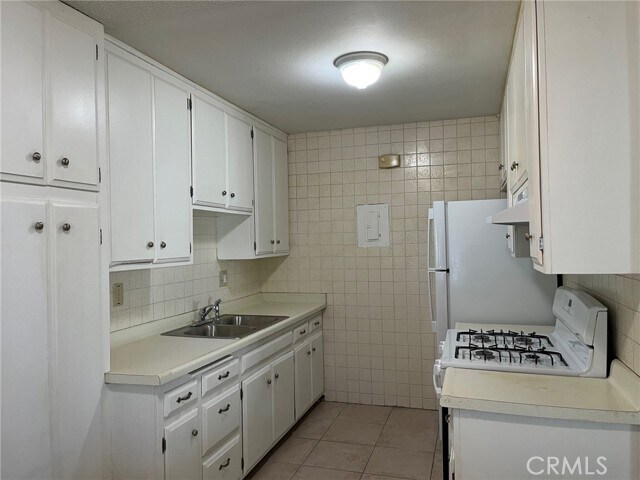 Building Photo - 150 E Lakeshore Dr