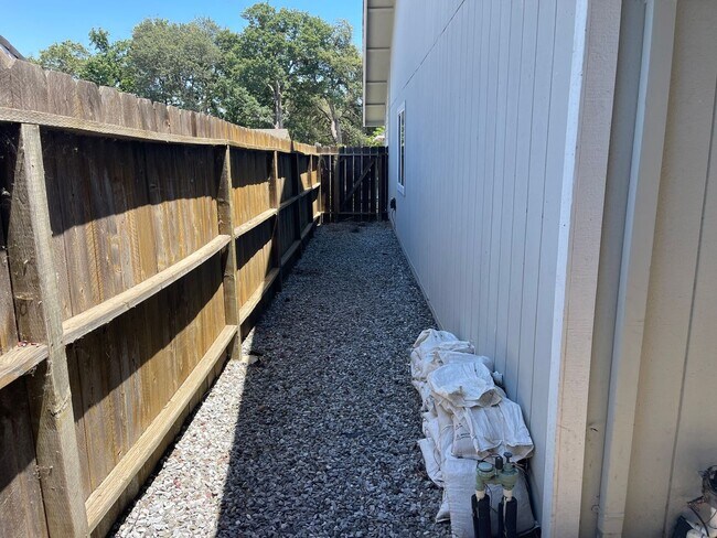 Building Photo - 143 Goldenwest Ct