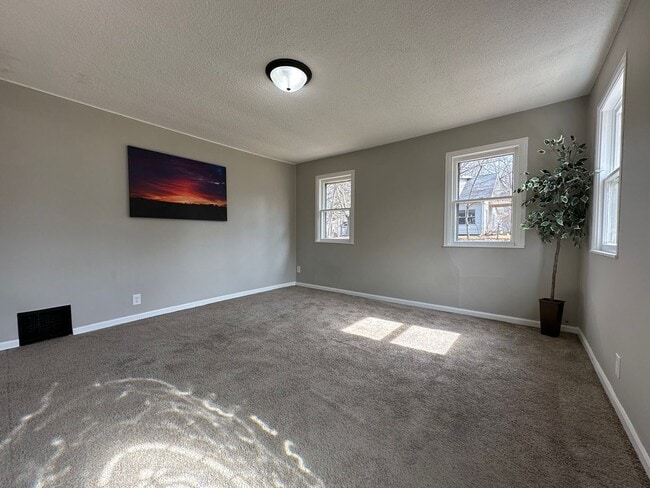 Building Photo - 3 Bedroom, 1 Bathroom Home for Rent in Evansdale, Ia