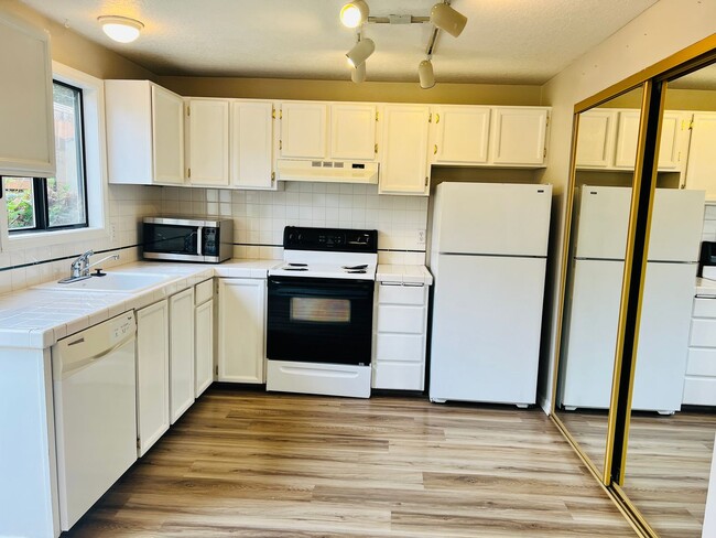 Building Photo - *$1,000 off second full month of rent!* Wonderful Wilsonville Townhouse