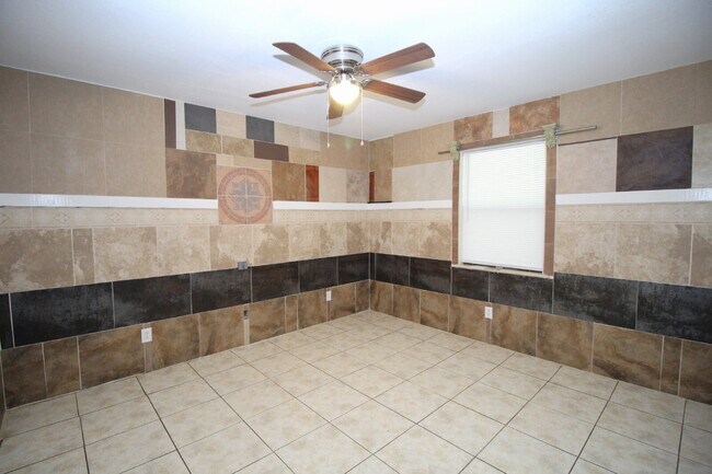 Building Photo - North Pensacola 2-Bed, 1-Bath Quadplex – Pet-Friendly, Available 1/6