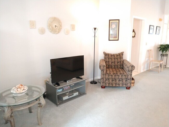 Building Photo - Seasonal Short-Term Single-Family Home located in Meadow Run at Jacaranda!