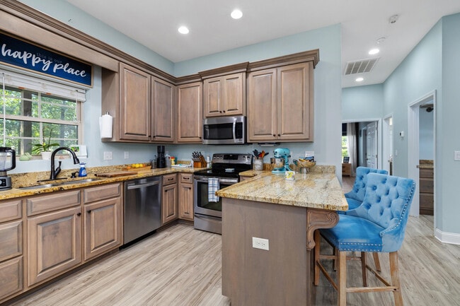 Building Photo - 930 Loring Mill Rd