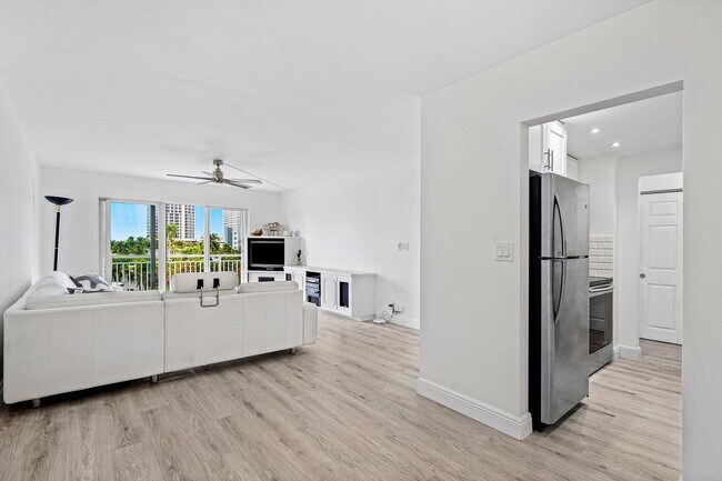 Building Photo - 550 Bayshore Dr