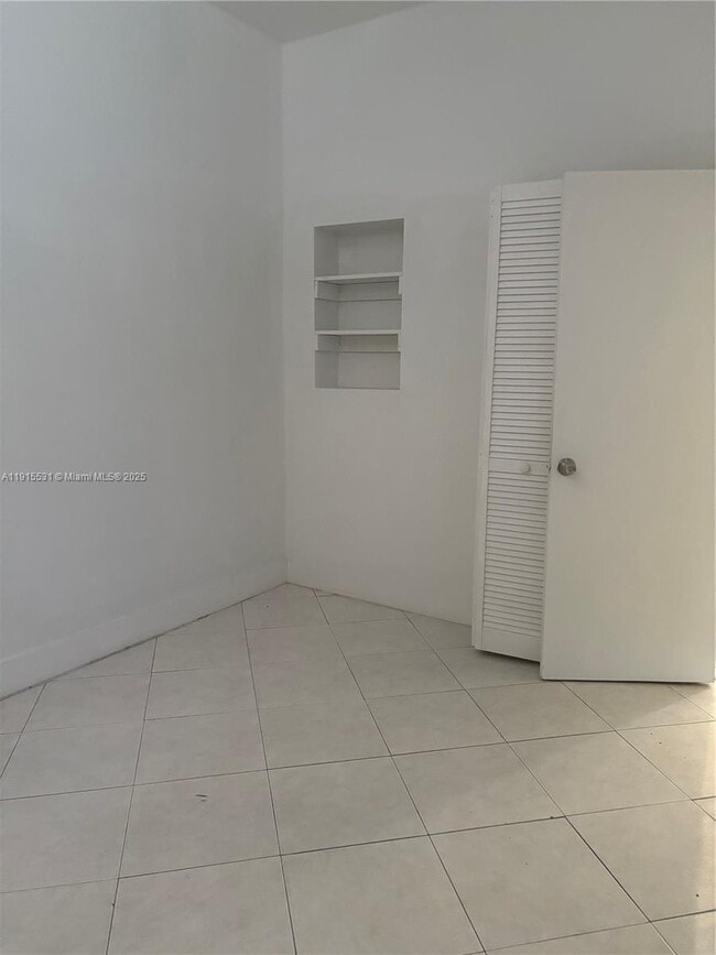 Building Photo - 927 SW 9th Ave