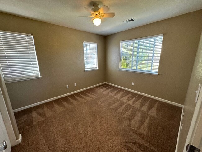 Building Photo - Beautiful 4 Bedroom 3 Bath Shadow Lakes Home