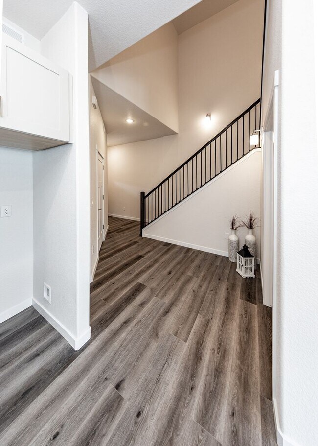 Building Photo - End Unit Townhome in Mountain Shadows near...