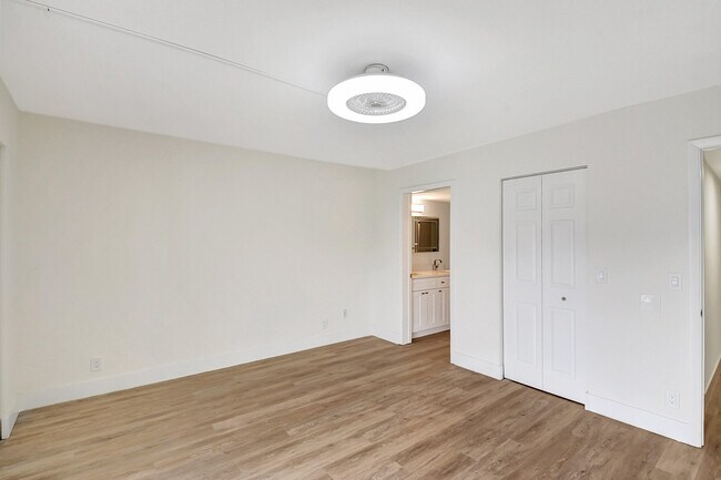 Building Photo - 14360 Strathmore Ln